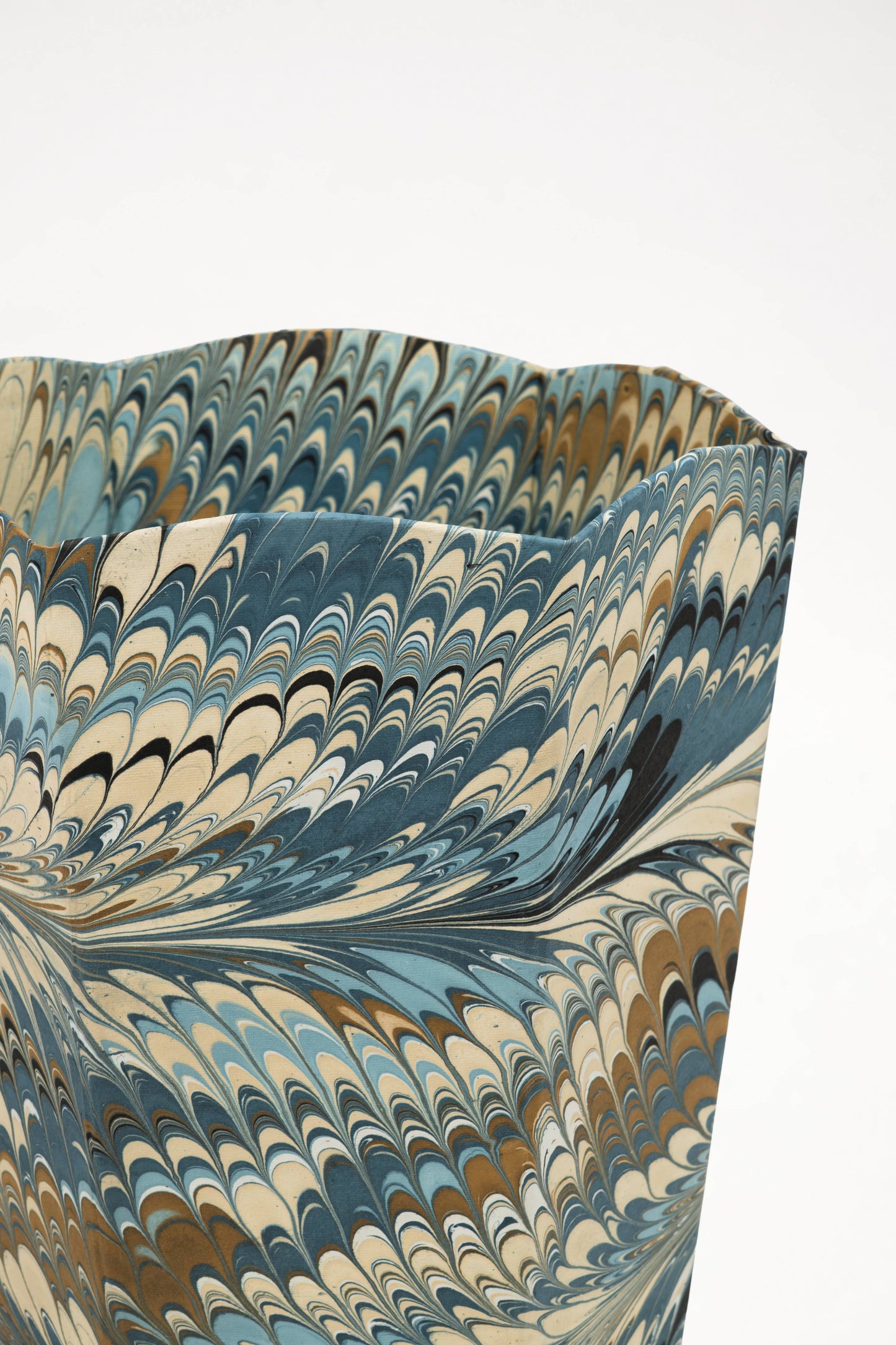 Nila Feathers Marbled Scallop Waste Bin
