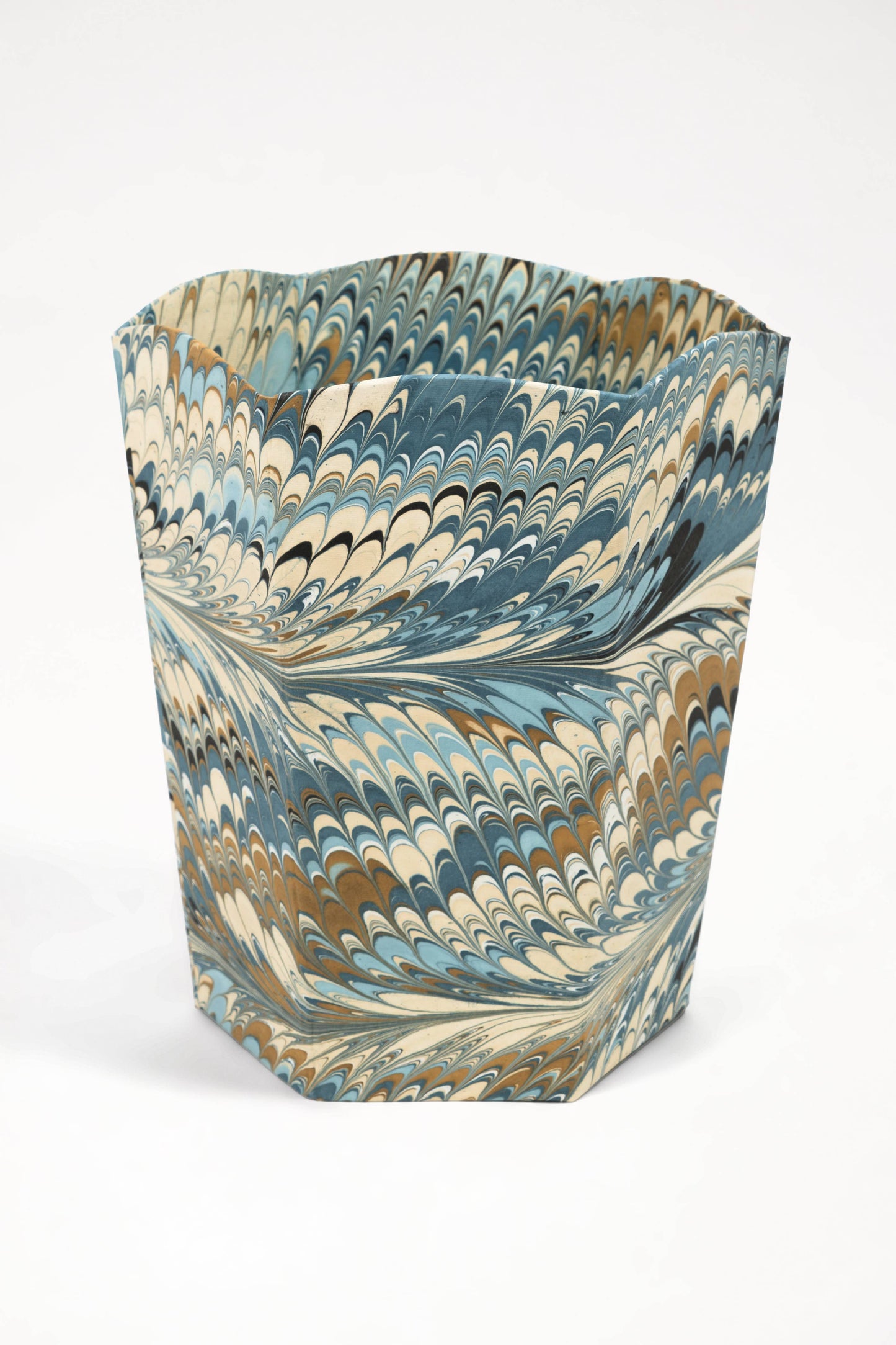 Nila Feathers Marbled Scallop Waste Bin